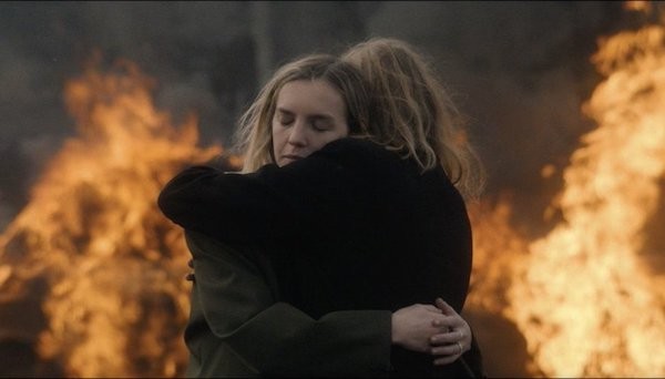 The Japanese House dan Marika Hackman berpelukan di depan sebuah ledakan api dalam music video “Lilo”